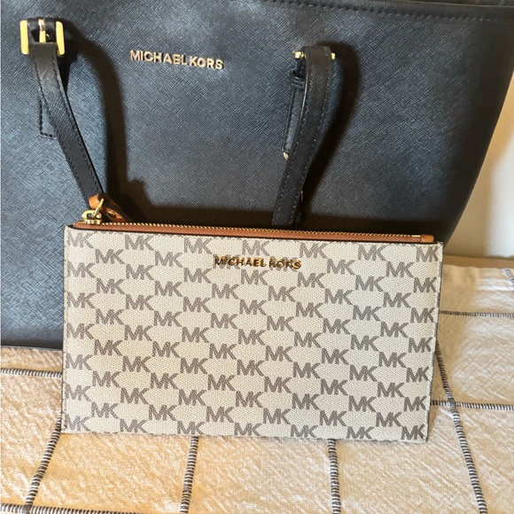 Michael Kors purse and wristlet - Picture 3 of 10